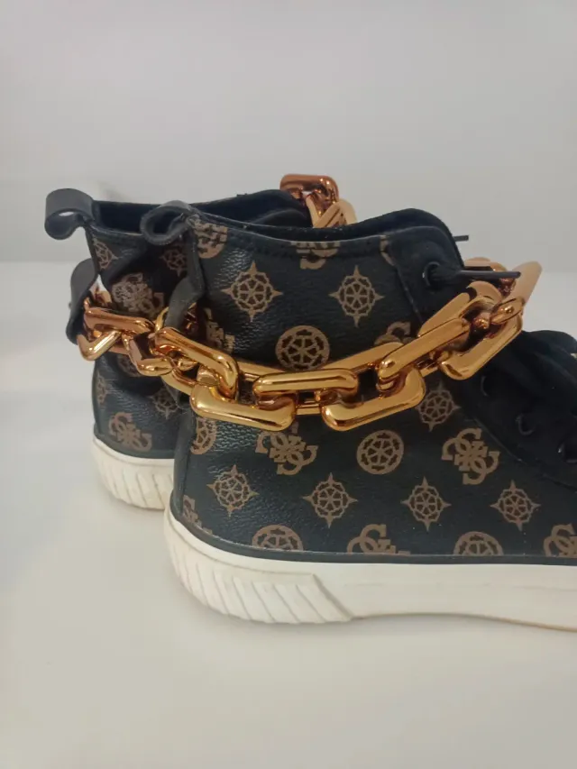 Bambas Guess Talla 38/39 con Cadena Dorada