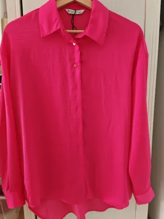 Camisa fucsia elegante talla S. Talla grande