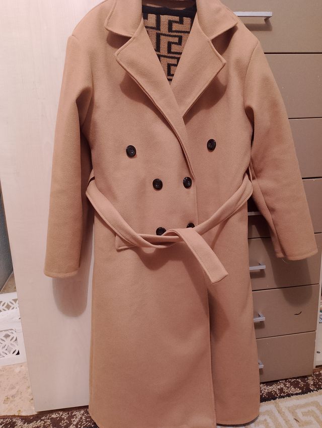 Casaco bege com dois botões e cinto