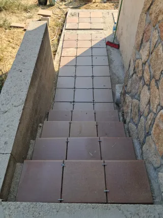 Suelo exterior de baldosas