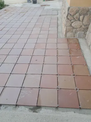 Suelo exterior de baldosas