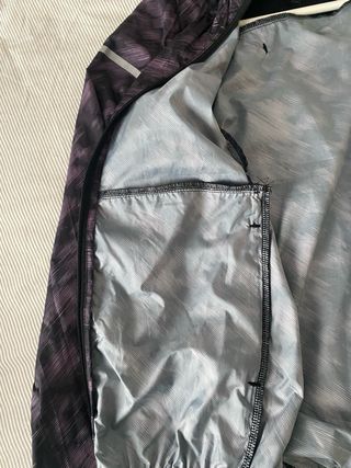 Cortavientos con capucha y detalles reflectantes