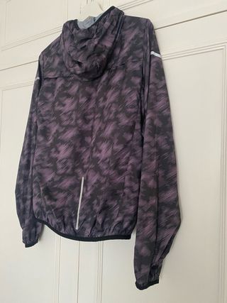 Cortavientos con capucha y detalles reflectantes