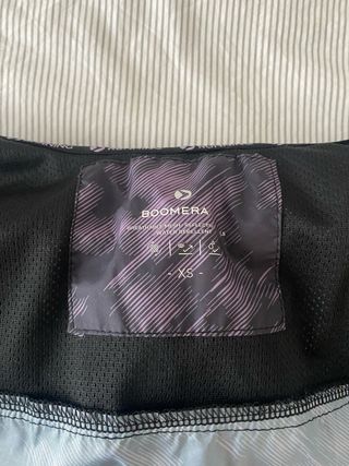 Cortavientos con capucha y detalles reflectantes