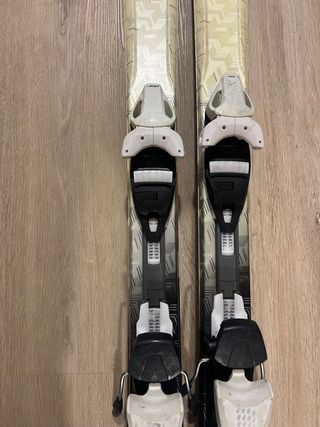 Esquís con fijaciones