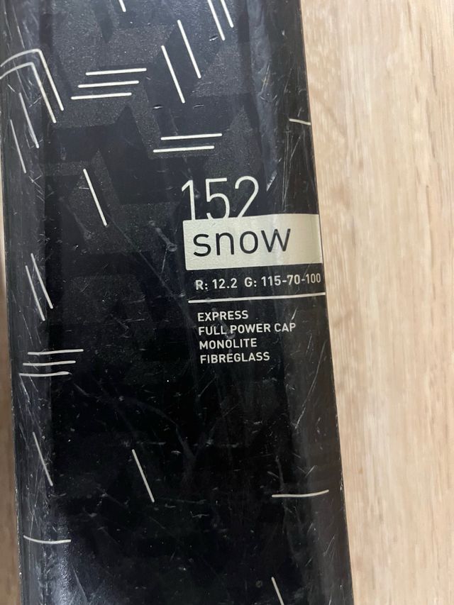 Esquís con fijaciones