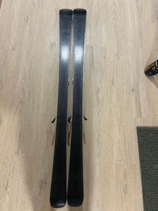 Esquís con fijaciones
