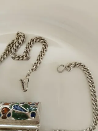 Collar plateado con detalles multicolor