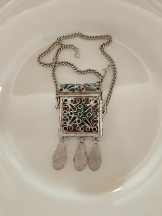 Collar plateado con detalles multicolor