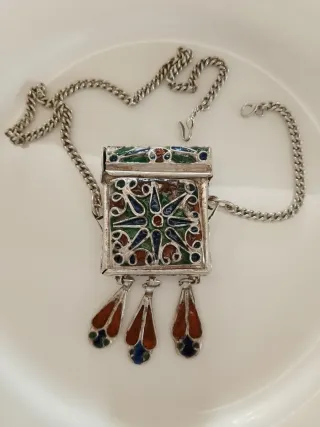 Collar plateado con detalles multicolor