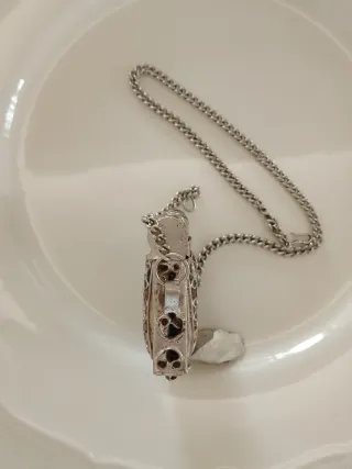 Collar plateado con detalles multicolor