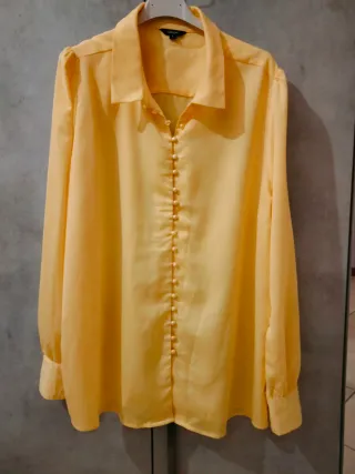 Camicia gialla con bottoni