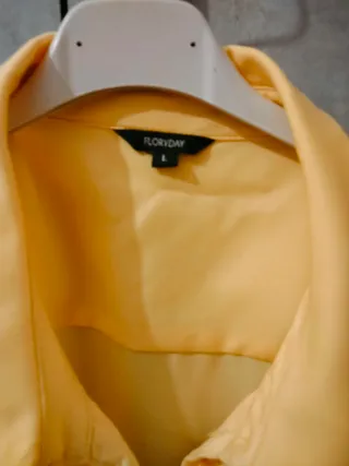 Camicia gialla con bottoni