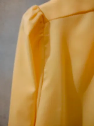 Camicia gialla con bottoni