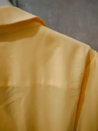 Camicia gialla con bottoni