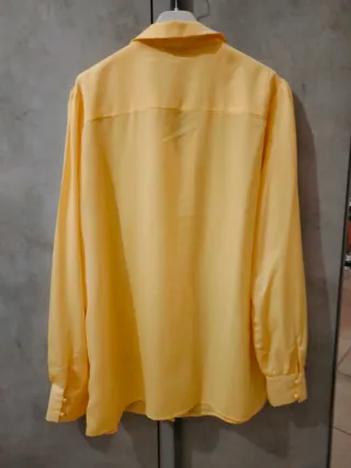 Camicia gialla con bottoni