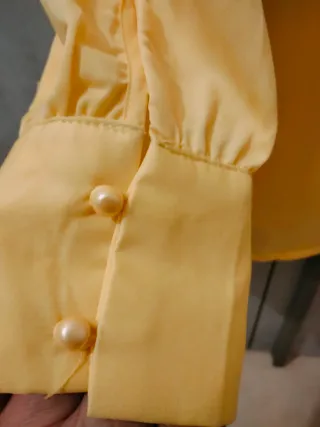 Camicia gialla con bottoni