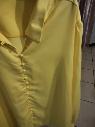 Camicia gialla con bottoni
