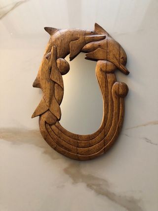 Specchio in legno con delfini intagliati