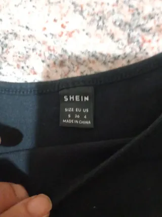 Top corto SHEIN nero nodo