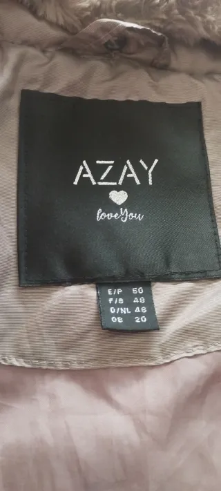 Abrigo plumífero con cuello de pelo