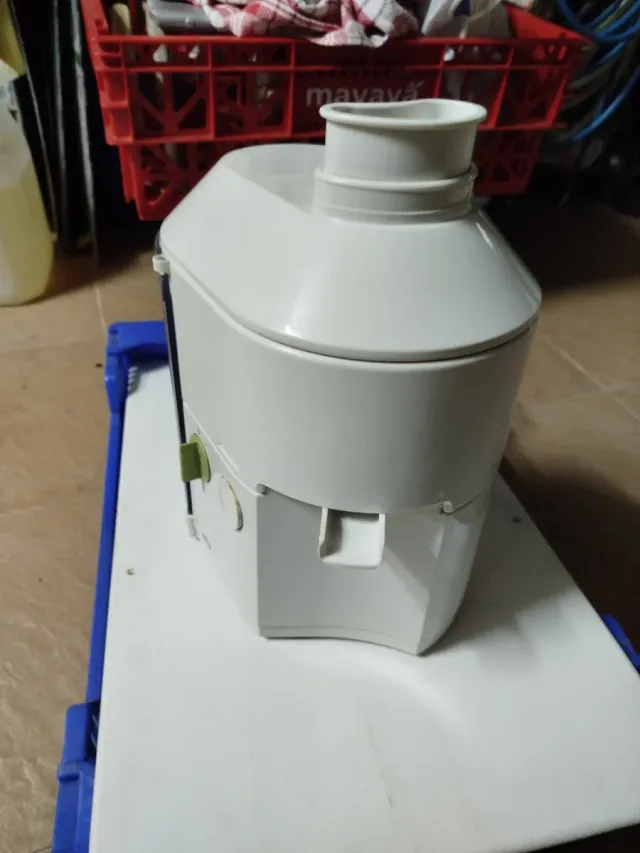 Exprimidor de frutas blanco