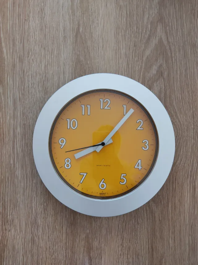 Reloj de pared naranja
