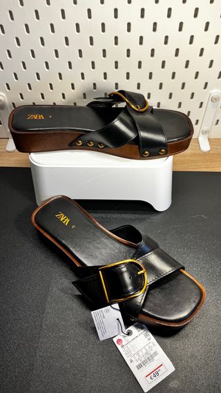 Sandalias Zara Piel Negro Hebilla Dorada