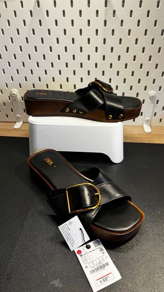 Sandalias Zara Piel Negro Hebilla Dorada