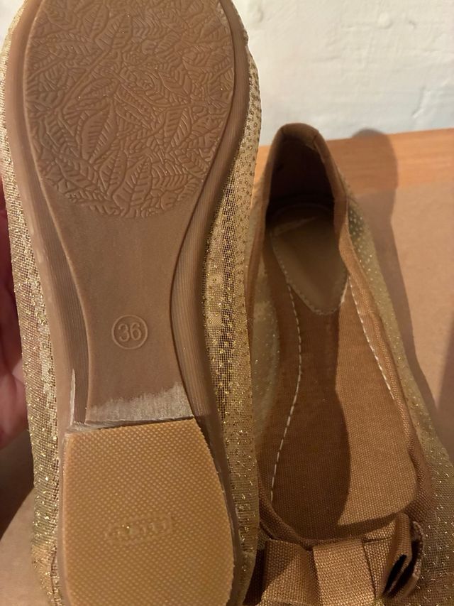 Zapatos dorados con lazo