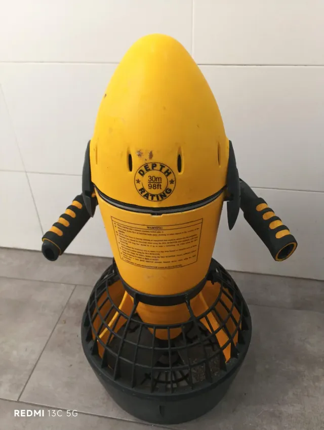 Propulsor acuático amarillo