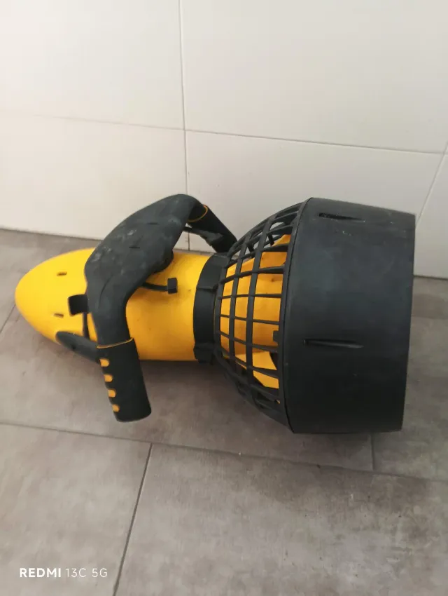 Propulsor acuático amarillo