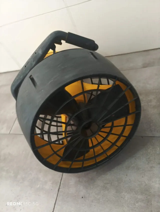Propulsor acuático amarillo