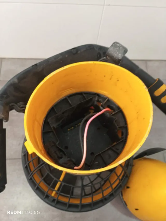 Propulsor acuático amarillo