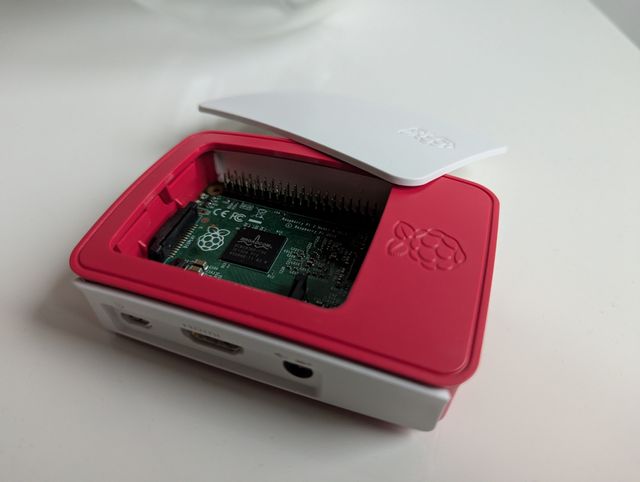 Raspberry Pi 2 Model B con Case Bianco/Lampone