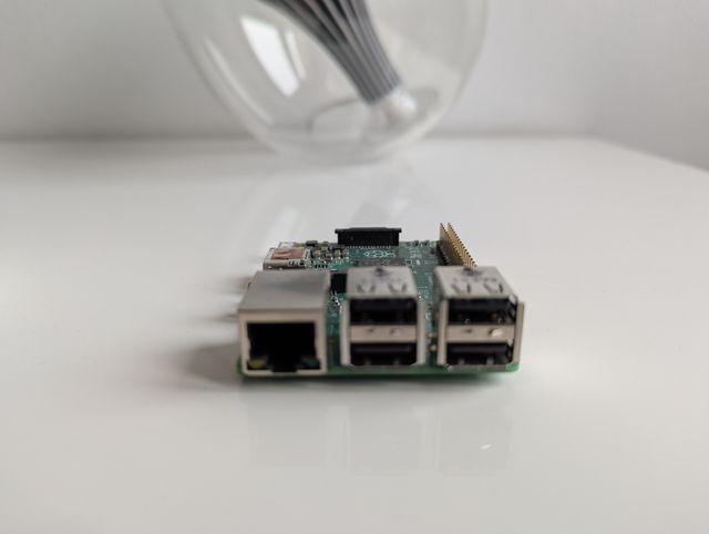 Raspberry Pi 2 Model B con Case Bianco/Lampone
