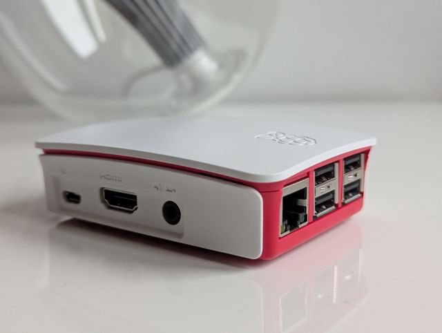 Raspberry Pi 2 Model B con Case Bianco/Lampone