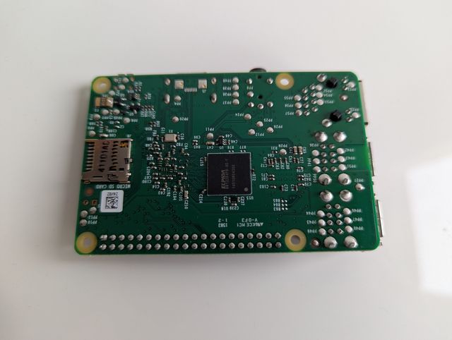Raspberry Pi 2 Model B con Case Bianco/Lampone