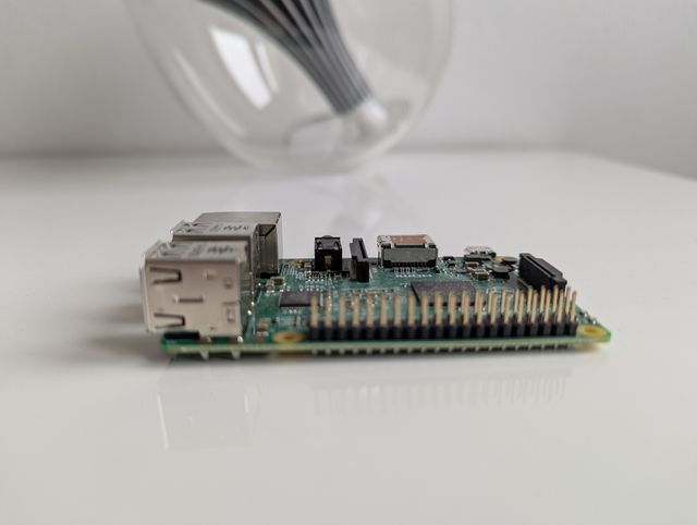 Raspberry Pi 2 Model B con Case Bianco/Lampone