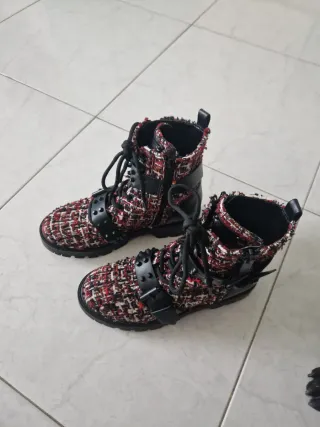 Stivaletti Guess neri e rossi