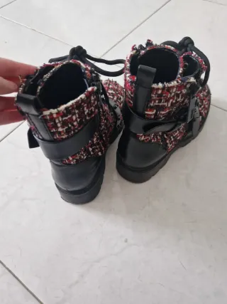 Stivaletti Guess neri e rossi