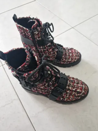 Stivaletti Guess neri e rossi