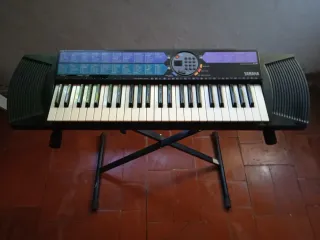 Teclado  eléctrico Yamaha Con enchufe y a Pilas