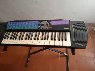 Teclado  eléctrico Yamaha Con enchufe y a Pilas