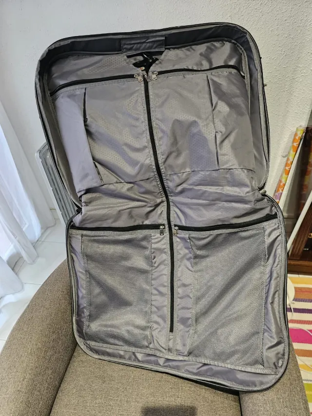 Portatrajes negro marca Roncato