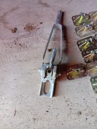 Ranas y máquina de encofrado