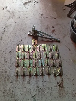 Ranas y máquina de encofrado