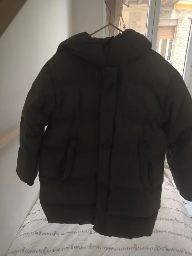 Plumífero niño T6 de Zara (116 cm) . Color gris