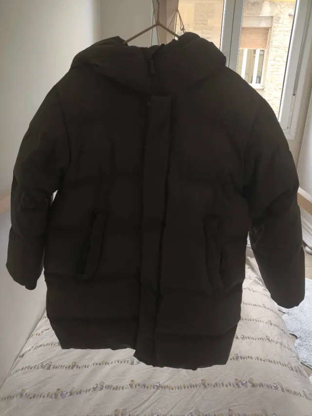 Plumífero niño T6 de Zara (116 cm) . Color gris