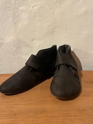 Botines negros con velcro
